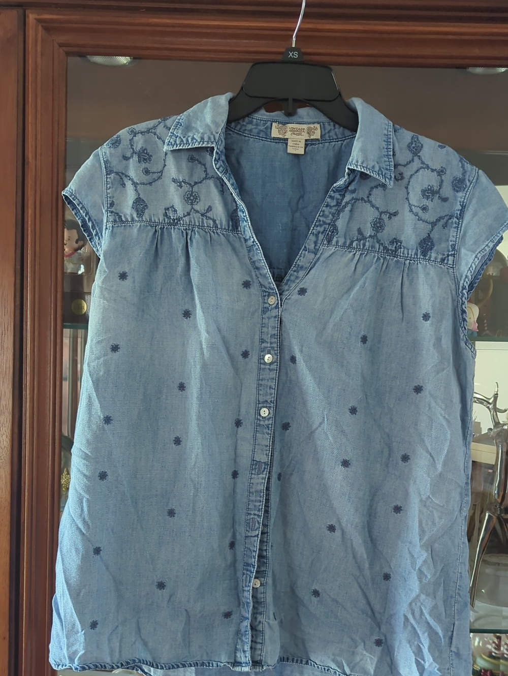 Chambray Embroidered Short-Sleeve Button-Down Shirt - Light Blue